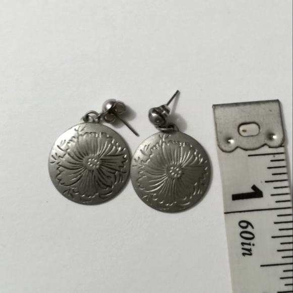 Kirk Pewter 317-10 Vintage Floral Medallion Earrings - Picture 1 of 4